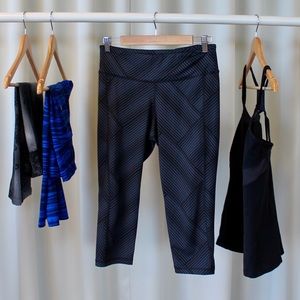 Old Navy Pants - Dark Gray Patterned Cropped Activewear Leggings Old Navy Pants - Dark Gray Patterned Cropped Activewear Leggings