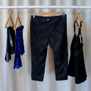 Old Navy Pants - Dark Gray Patterned Cropped Activewear Leggings Old Navy Pants - Dark Gray Patterned Cropped Activewear Leggings