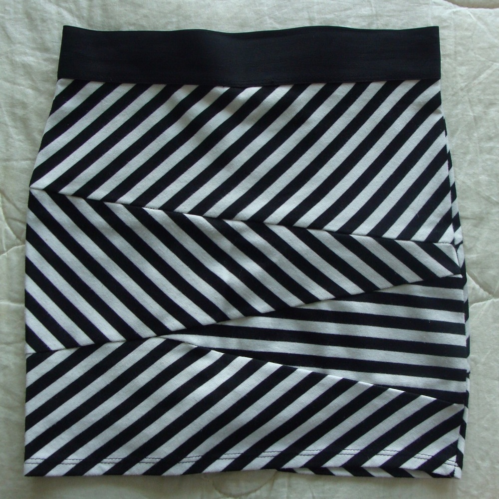 Patterned zigzag bodycon pencil mini skirt