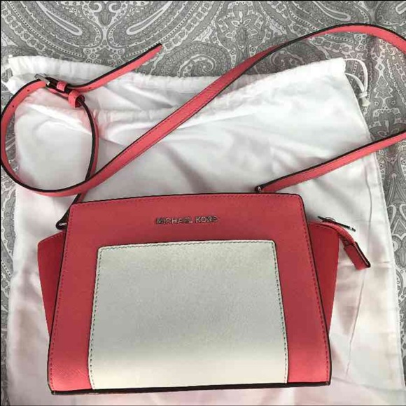 Michael Kors Selma Messenger - Picture 2 of 4