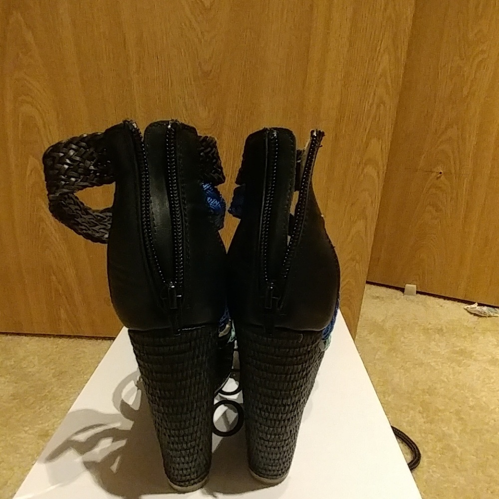 Sandals - Picture 4 of 4