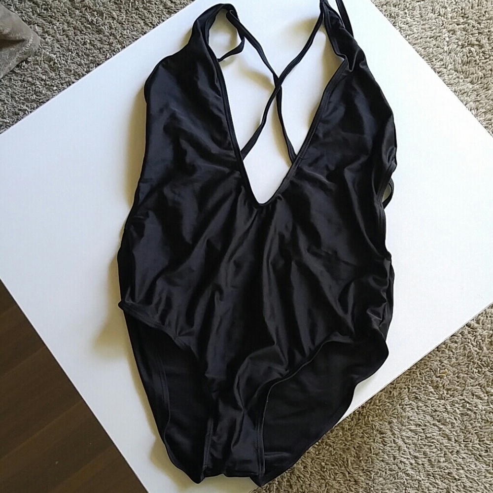 Strappy one piece - Picture 4 of 4