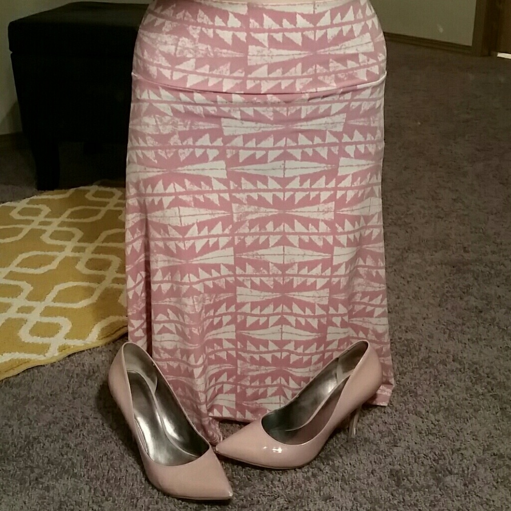 Light pink and cream Aztec design lularoe skirt!