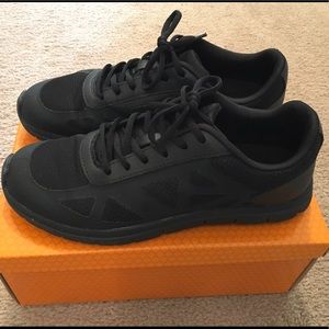 SafeTStep a Stylish Slip Resistant Shoe (Size 10)