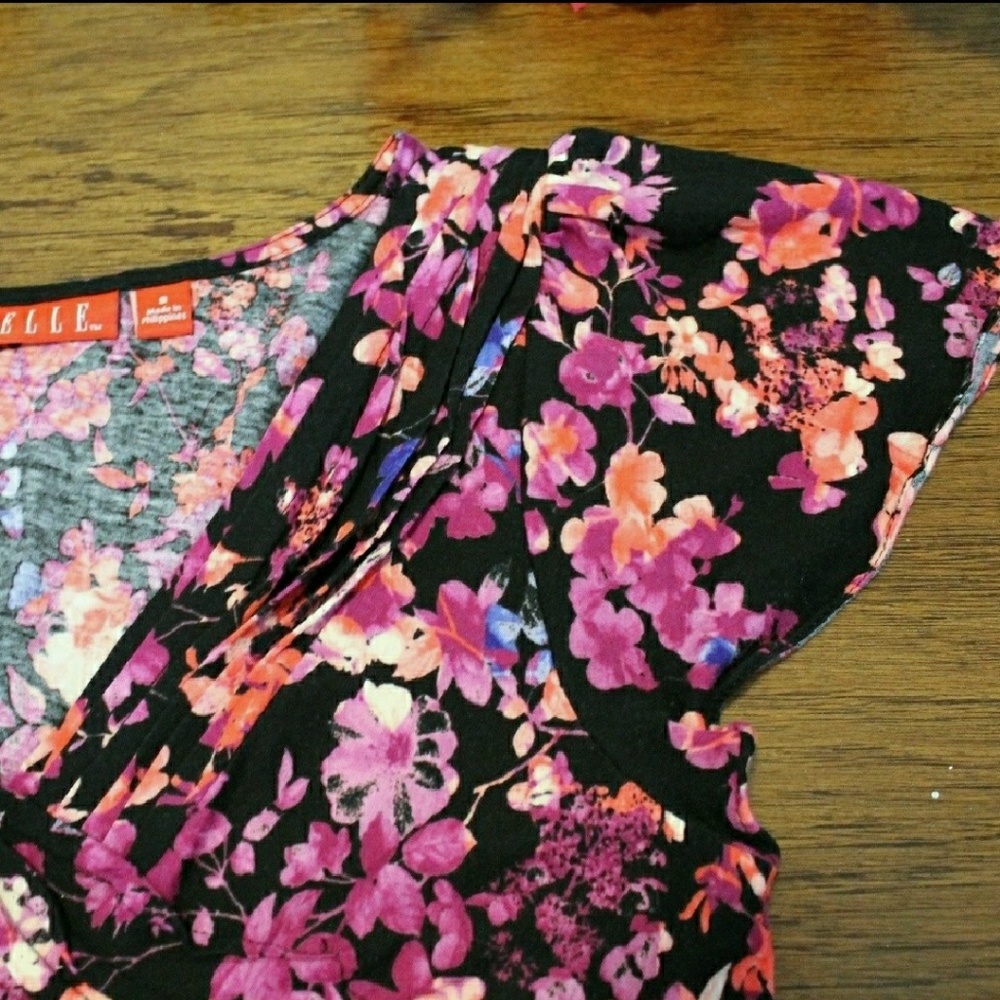 ELLE Flutter Sleeve Floral Top - Picture 4 of 5