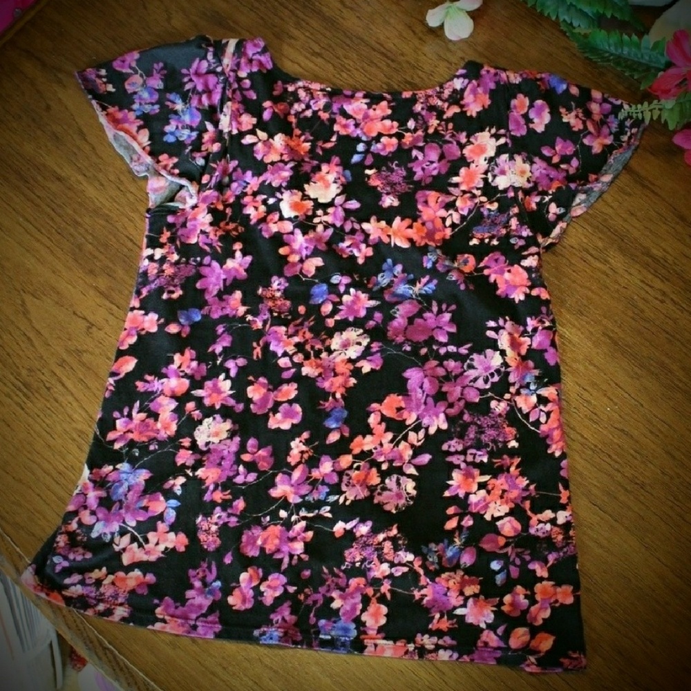 ELLE Flutter Sleeve Floral Top - Picture 5 of 5
