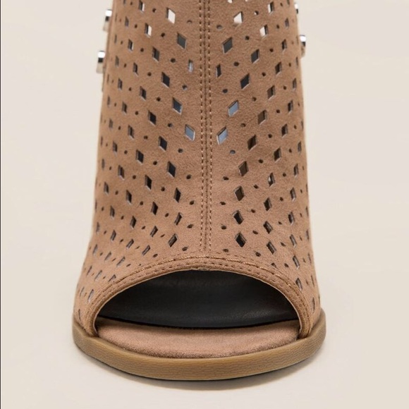 NIB Tan Diamond Perforated Peep Toe Shootie Bootie - Picture 3 of 6