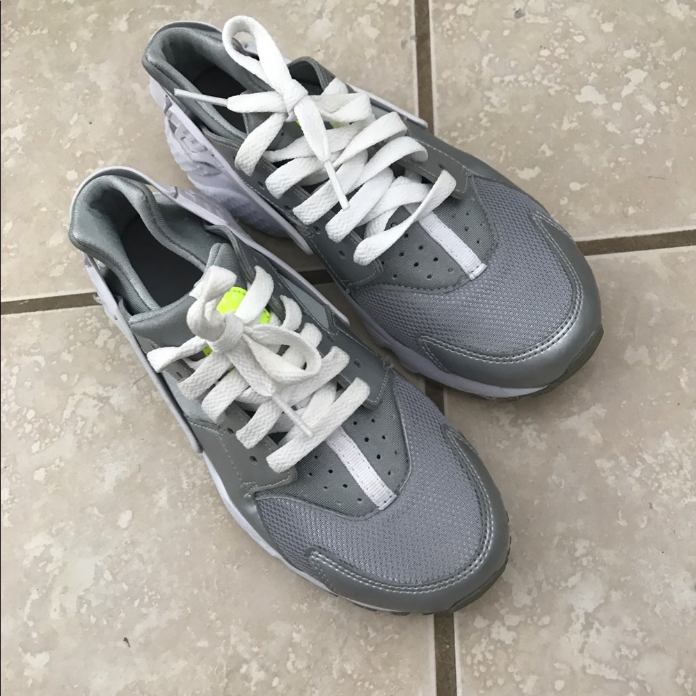 Nike - Picture 2 of 3