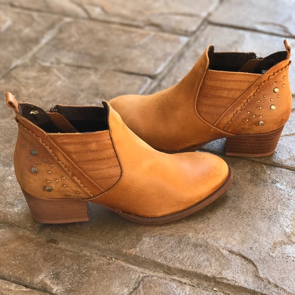 Western Low Leather Stud Bootie - Picture 5 of 7