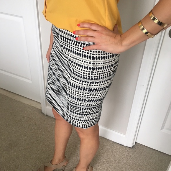 💕 LOFT Stylish Pencil Skirt 💕 - Picture 2 of 5