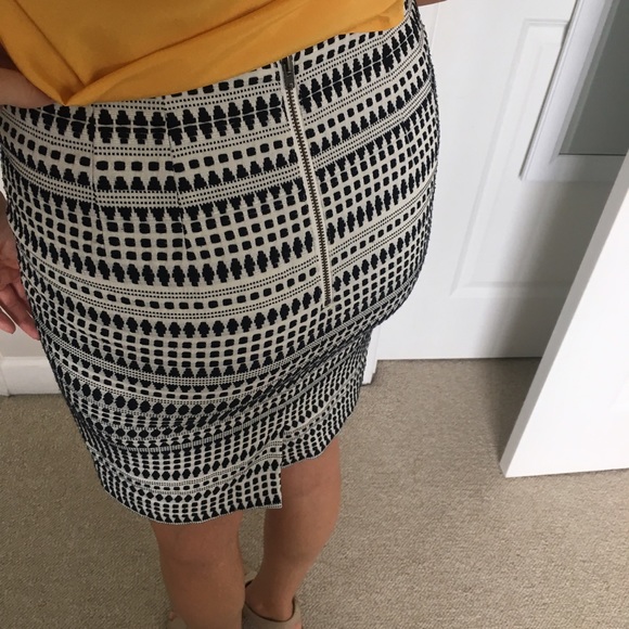 💕 LOFT Stylish Pencil Skirt 💕 - Picture 3 of 5