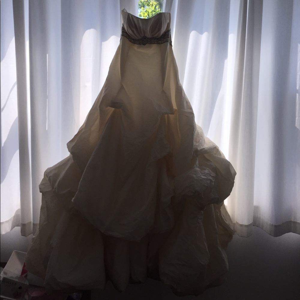 St pucchi wedding dress