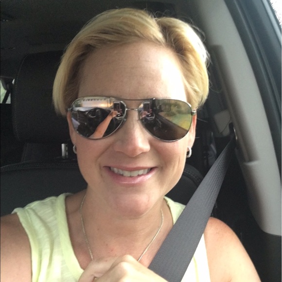 Meet your Posher, Julie - Picture 1 of 1