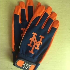 New York Met batting gloves