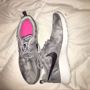 Nike roshes. Never worn