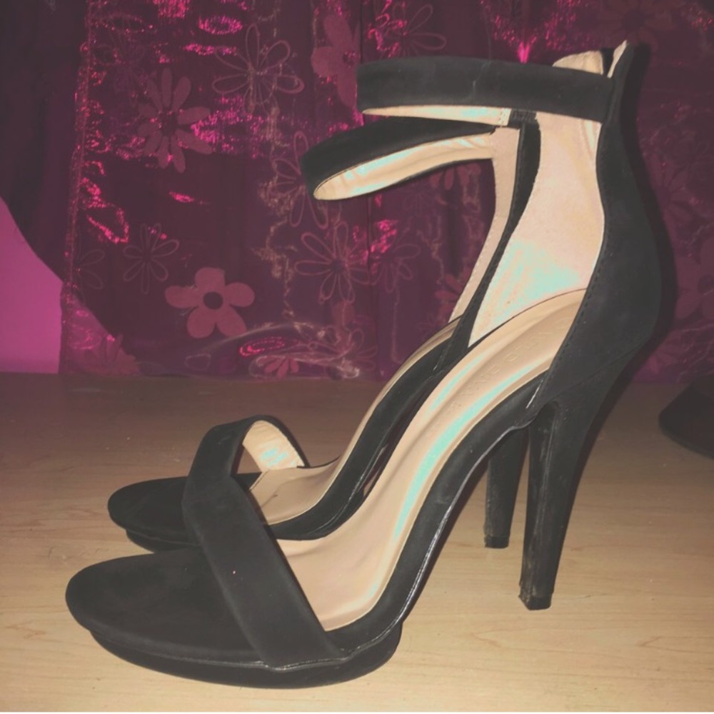 High heel black pumps