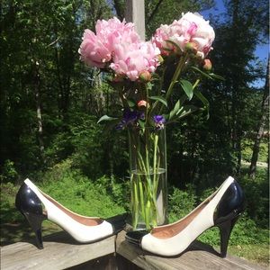 Ann Taylor. Size 9. 3 inch pumps.