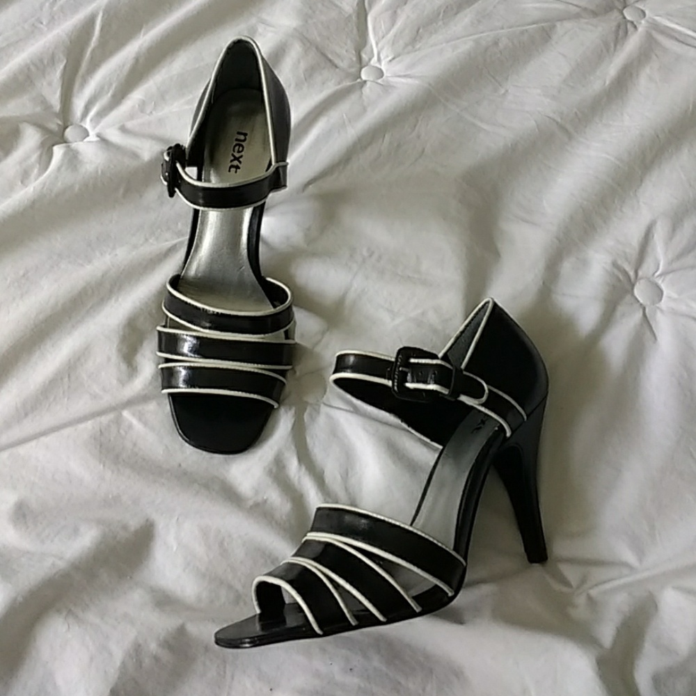 Leather strappy heel