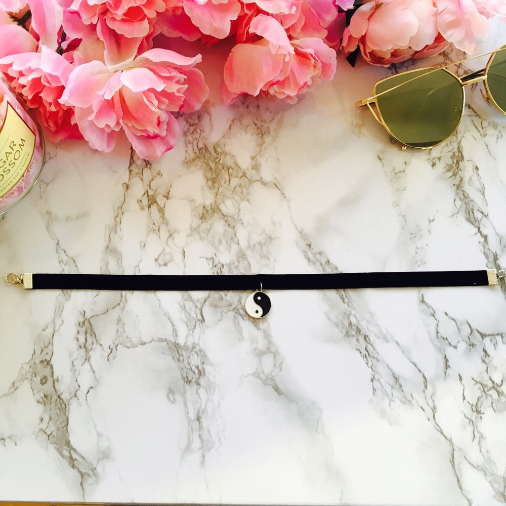 "Yasmine" Yin & Yang Velvet Choker - Picture 4 of 4