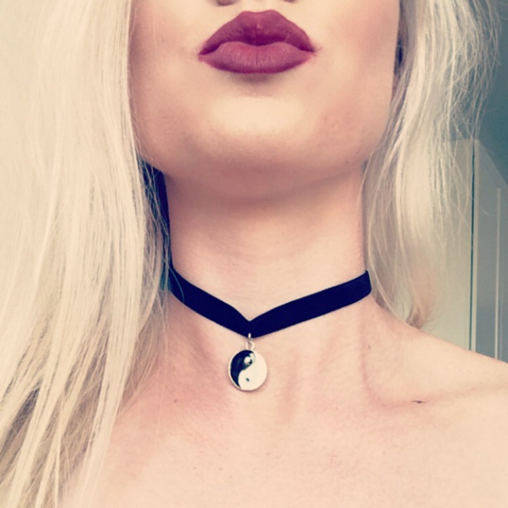 "Yasmine" Yin & Yang Velvet Choker - Picture 1 of 4