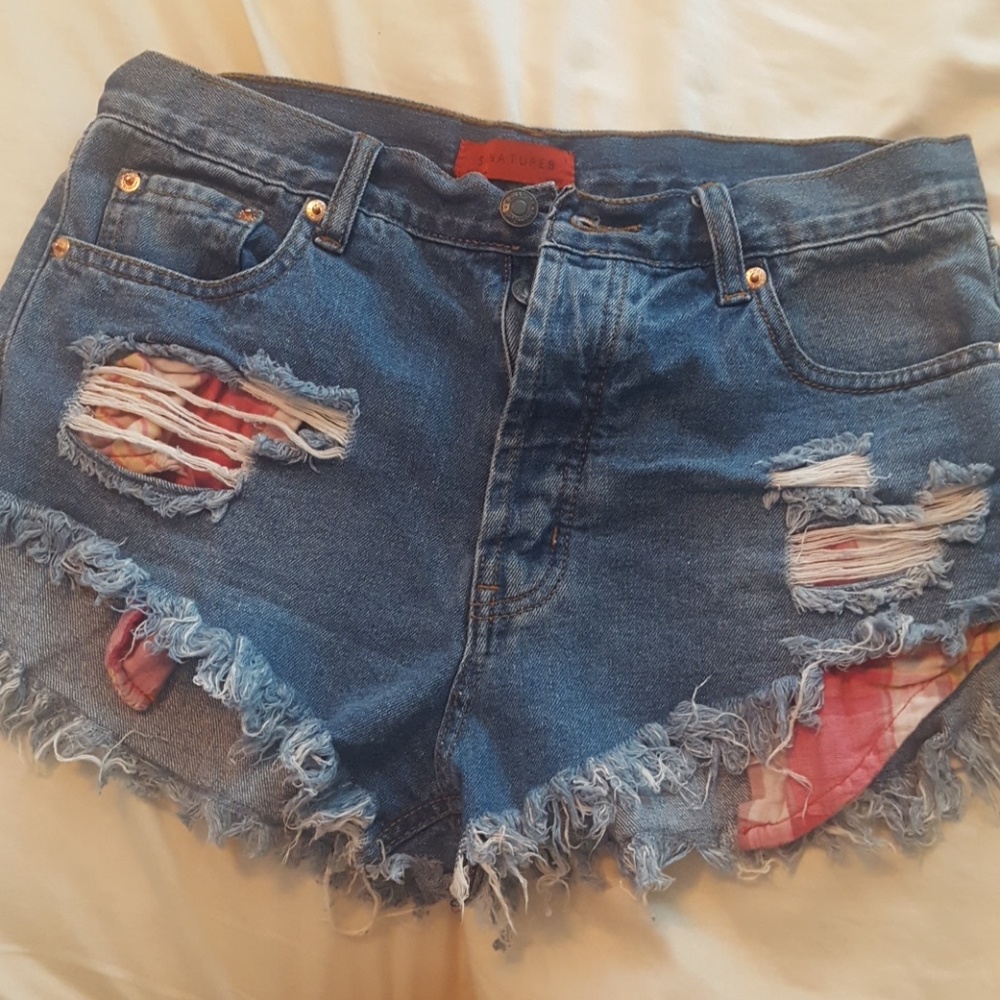 Cute distress jean shorts - Picture 1 of 4