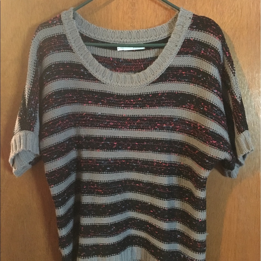 Short sleeve sweater