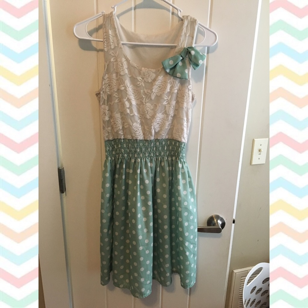 Sleeveless lace and green polka dot dress w bow