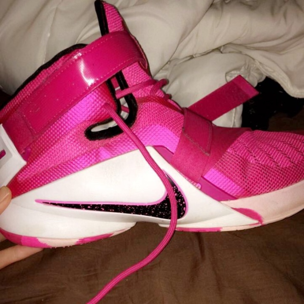 LeBron soldiers breast Cancer awareness