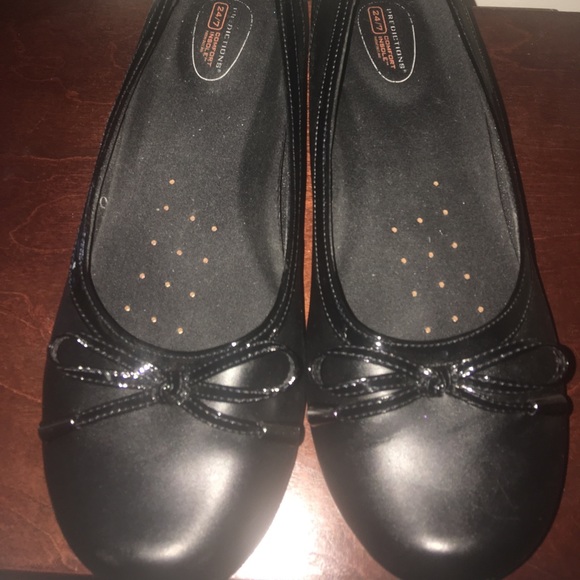 🌺Black slip on Flats with dainty Bow Tie🌸 - Picture 3 of 4