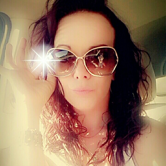 Meet your Posher, Traci - Picture 5 of 5