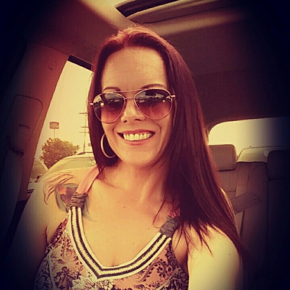 Meet your Posher, Traci - Picture 2 of 5