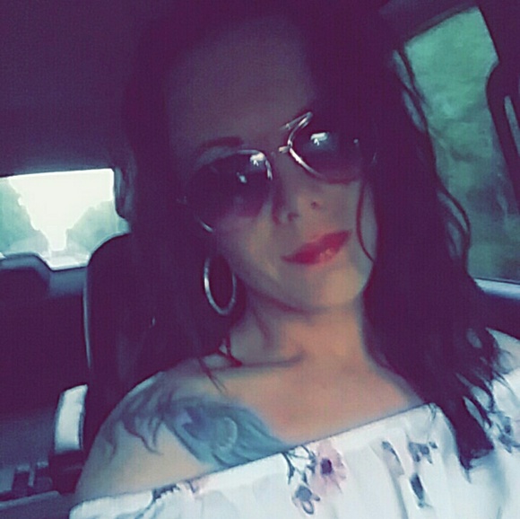 Meet your Posher, Traci - Picture 4 of 5