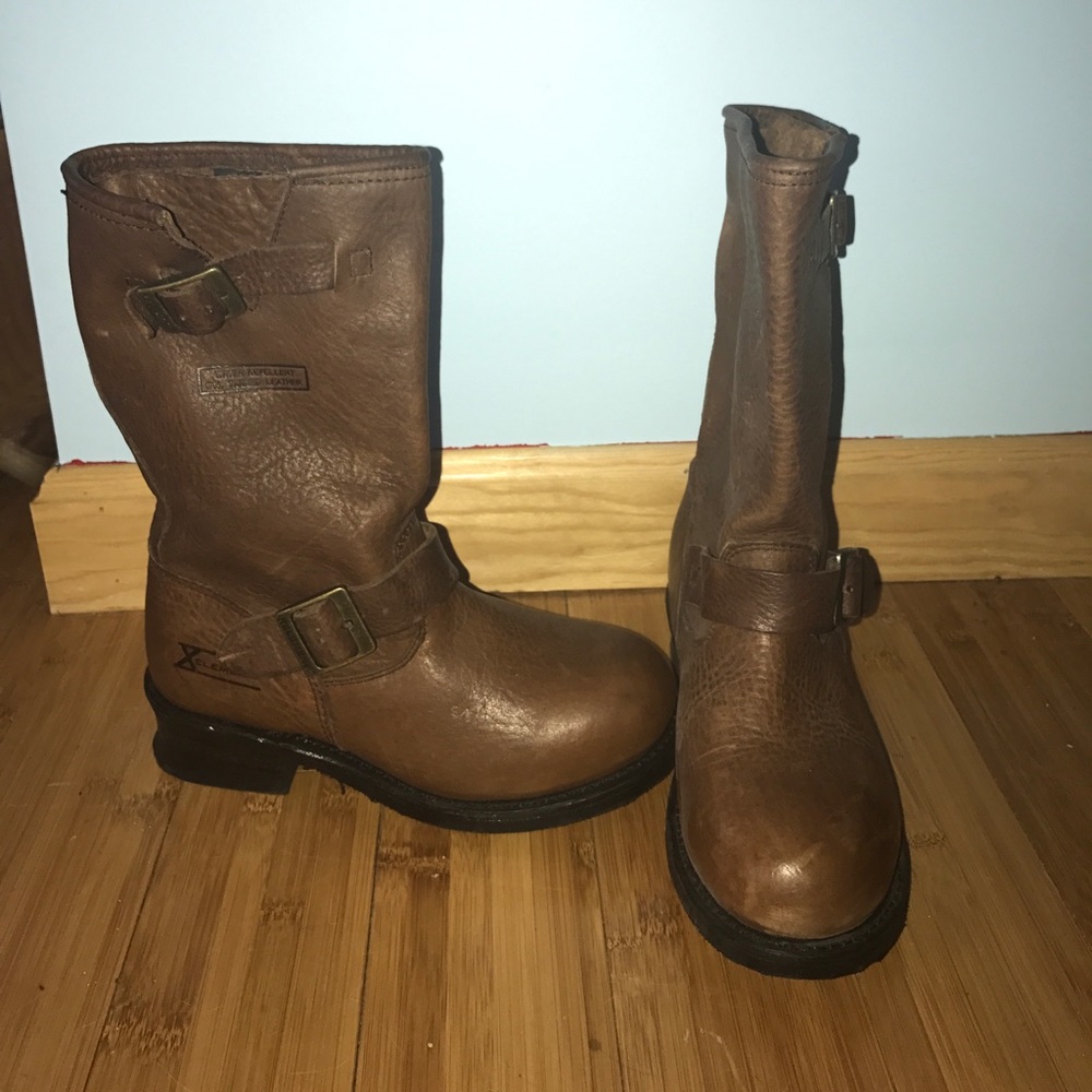 Size seven element boots