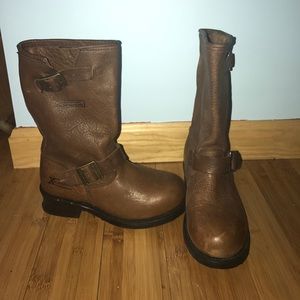 Size seven element boots