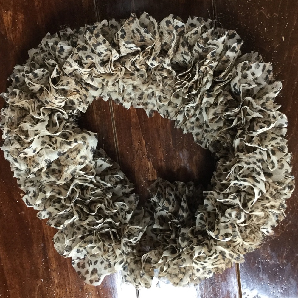 Leopard print collar scarf