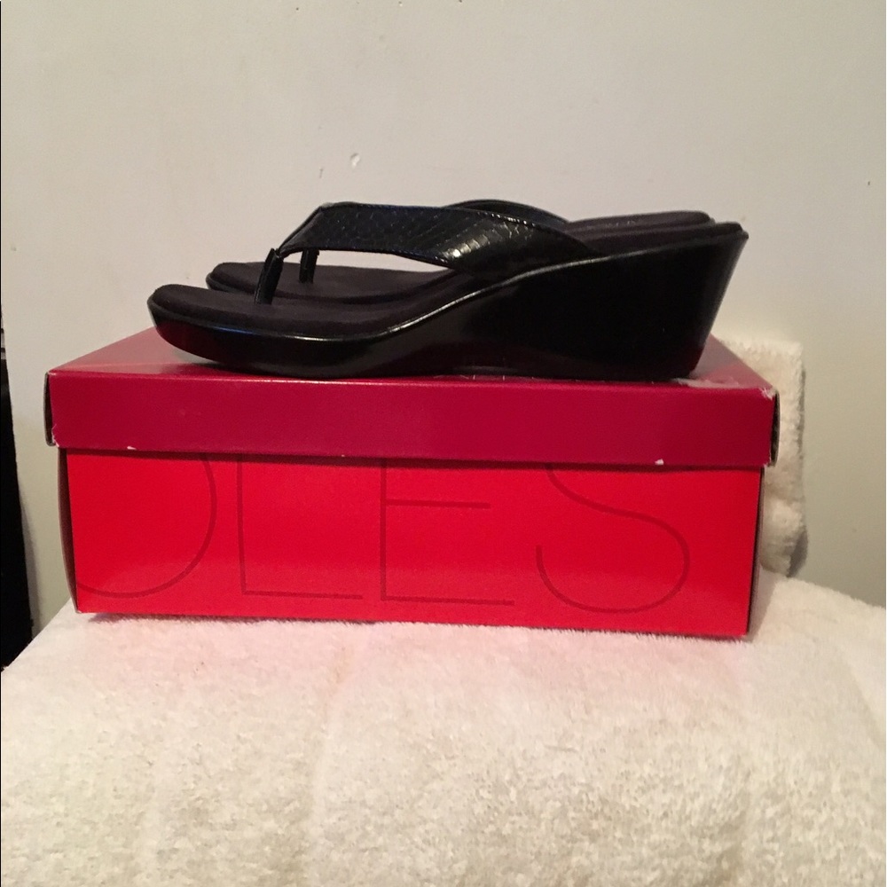 AEROSOLES BLACK SANDALS