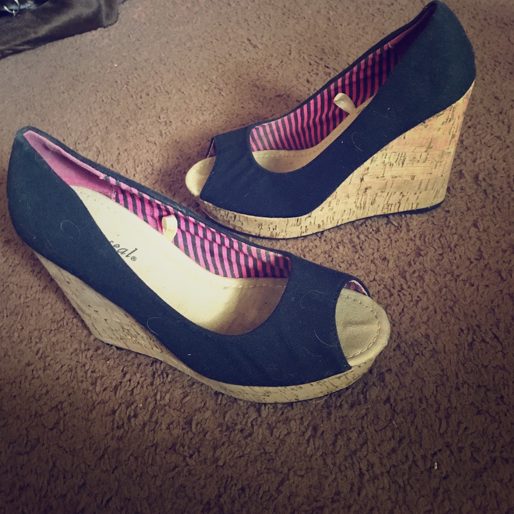 Black wedge