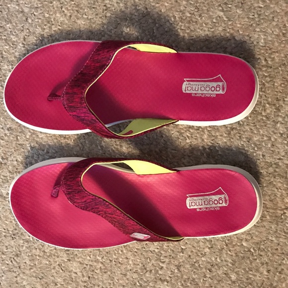 skechers on the go flow flip flops