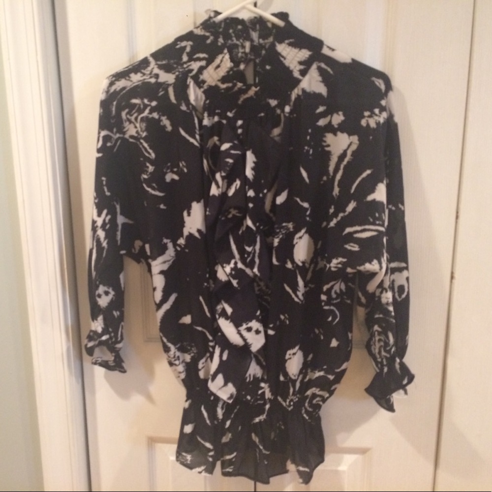 Black and white blouse. Violet & Claire. Sz. S