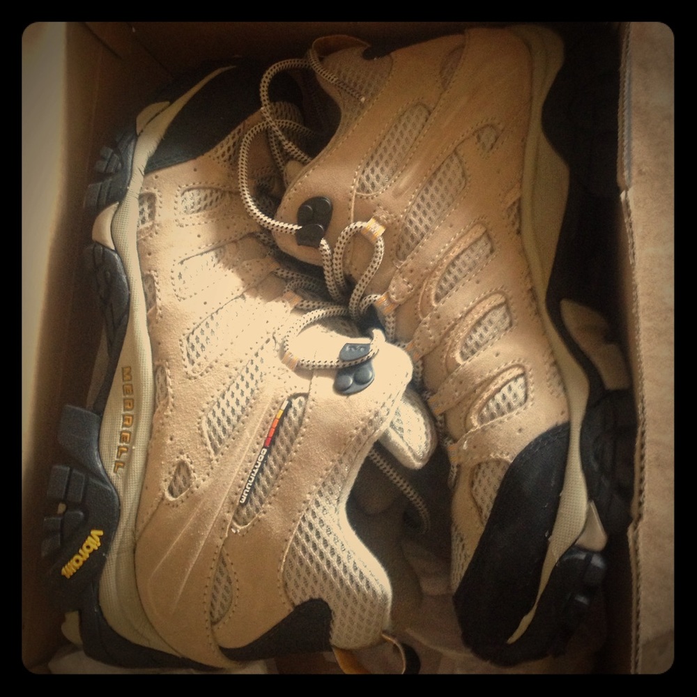 Merrell Moab Mid hiking boots NWT