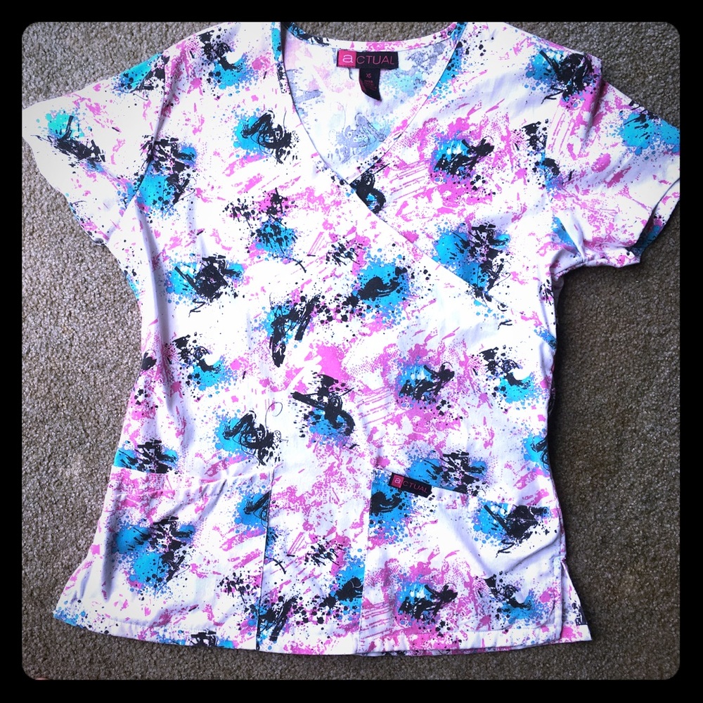 Graffiti print Scrub Top