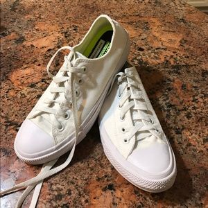 White canvas converse Chuck IIs
