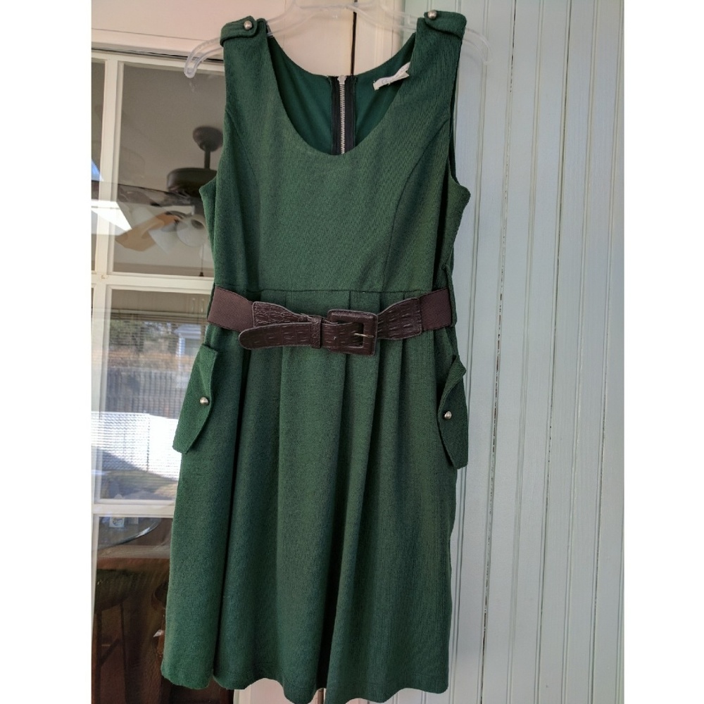 Green sleeveless dress with pockets