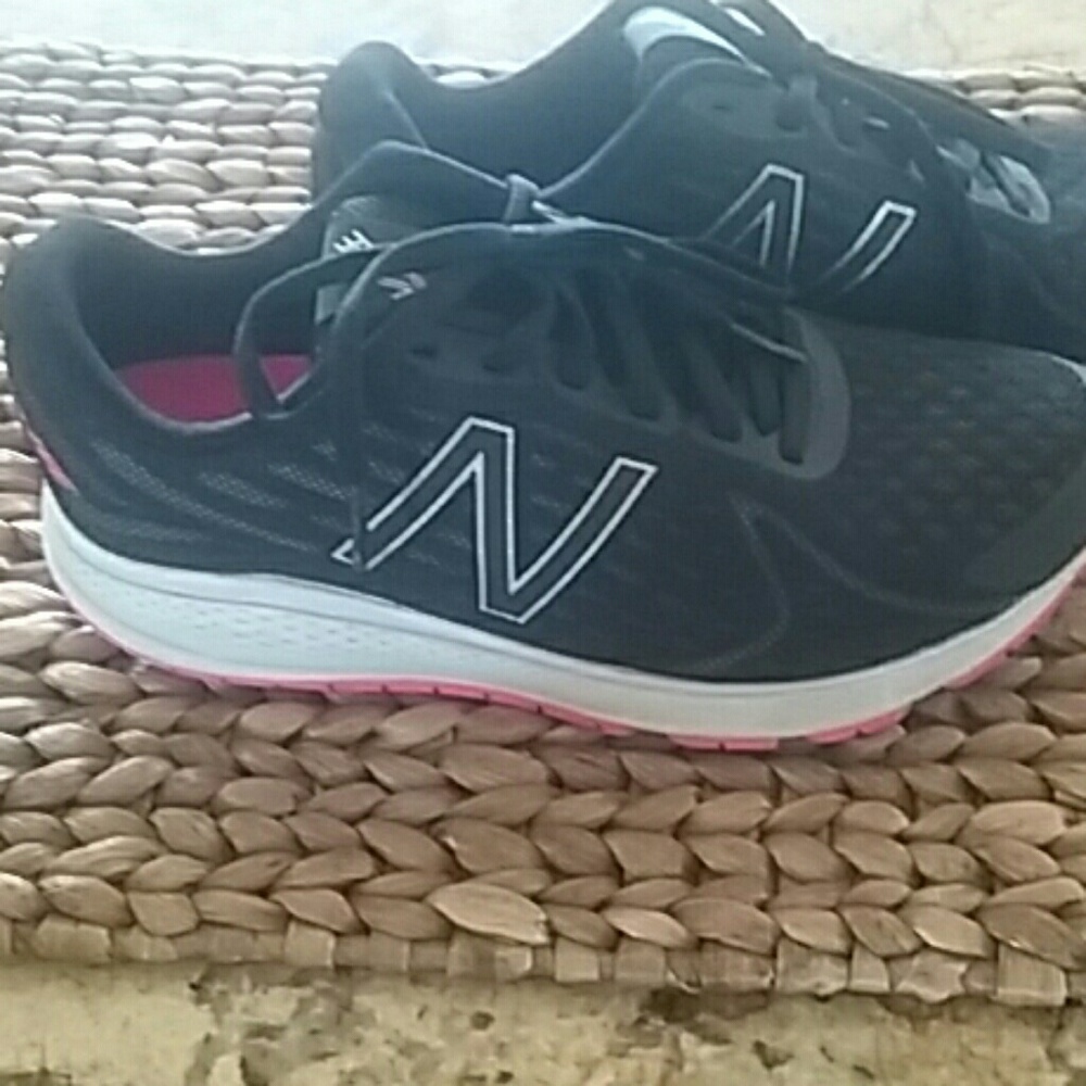 Women's size 7 new balamce vazzee rush