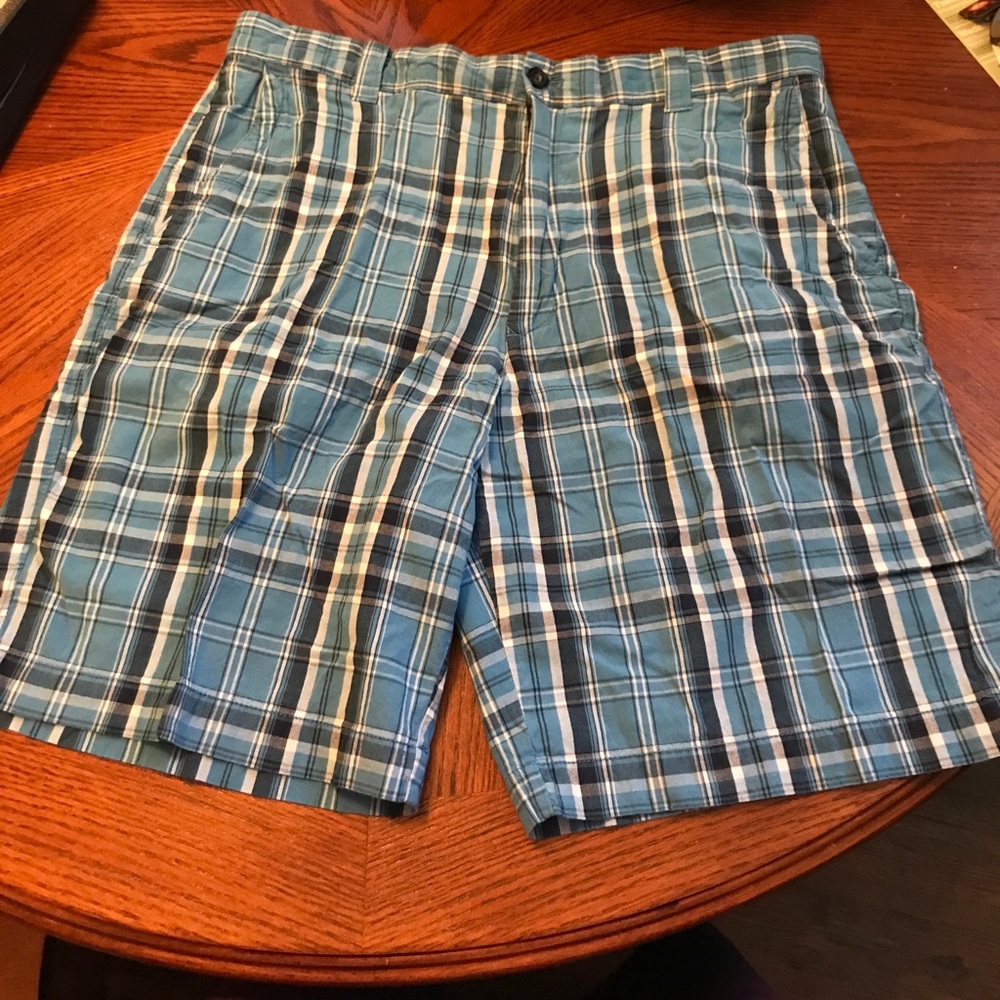 Izod plaid shorts