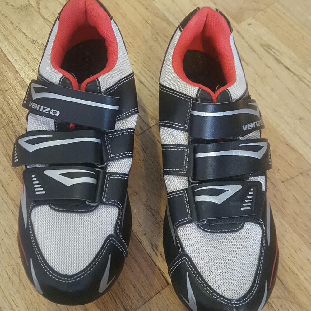 Cycling shoes w/ SPD-SL cleats + extra NEW cleats