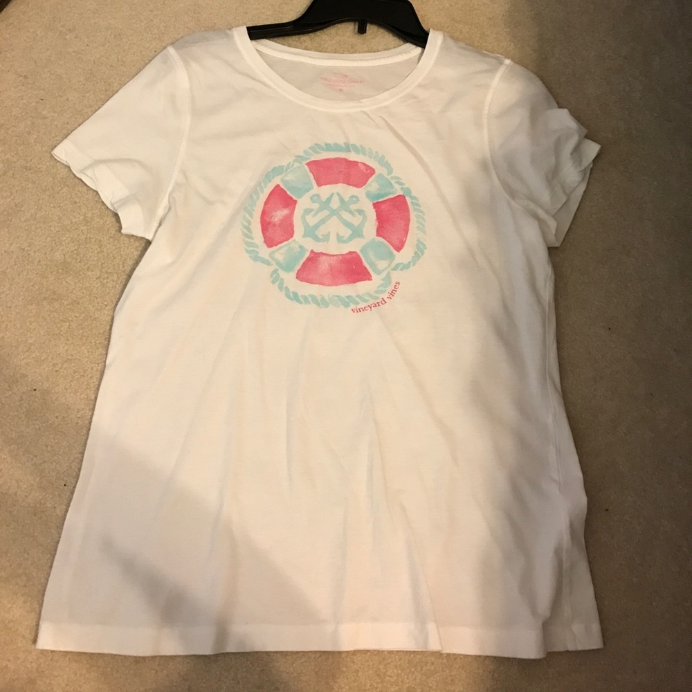 Light white vineyard vines tshirt