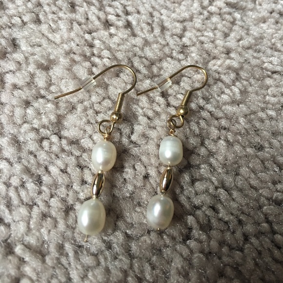 WHITE AND GOLD EARRINGS - Picture 1 of 1