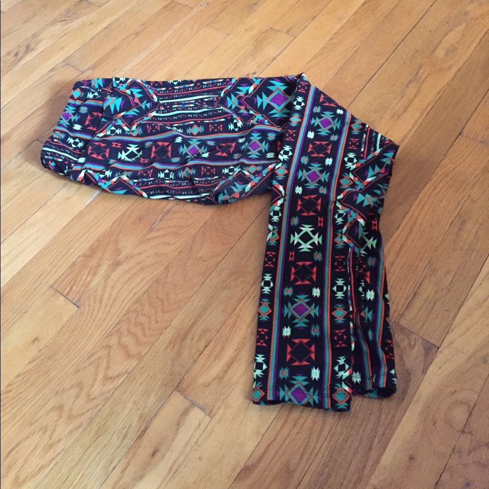 TC LuLaRoe leggings *black background*