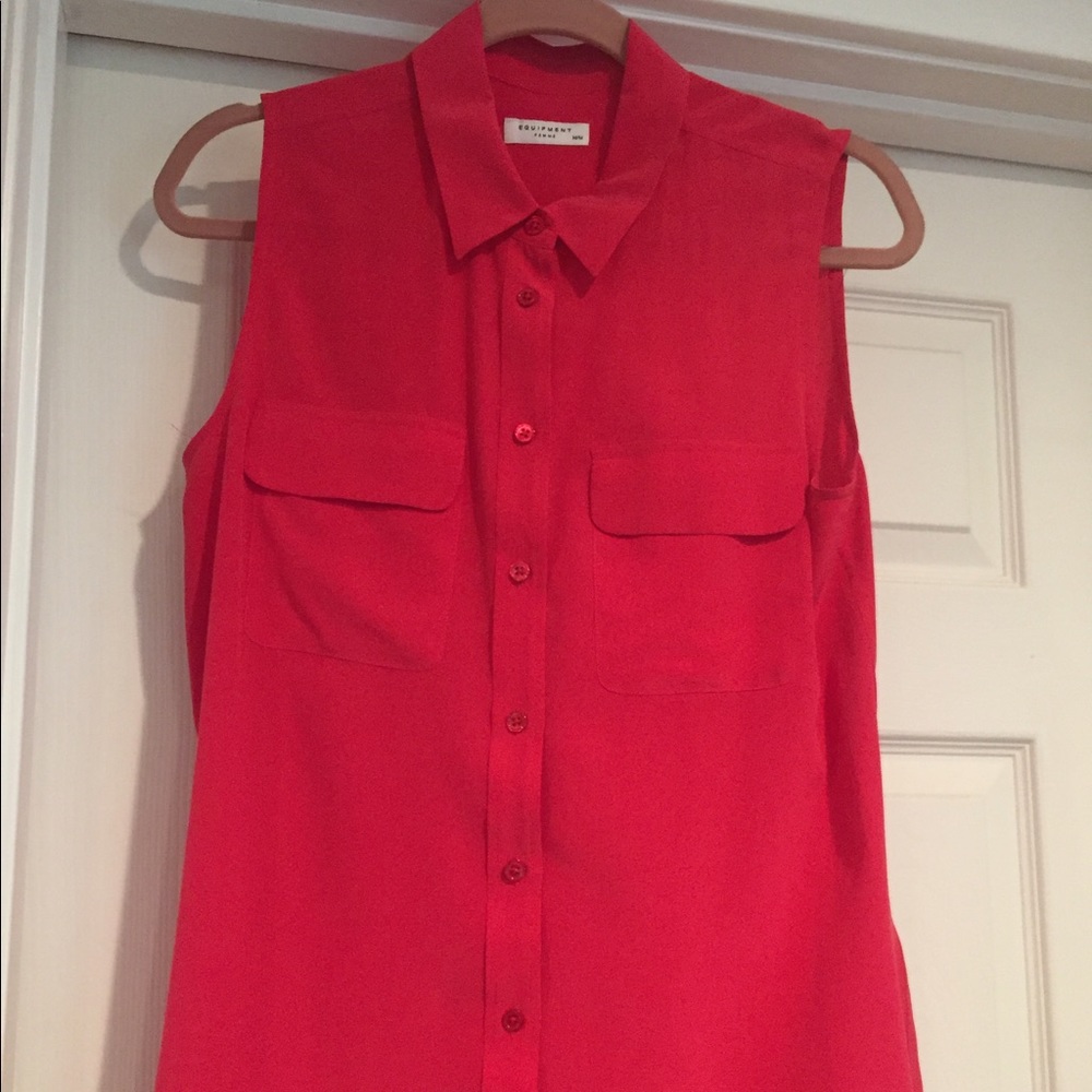 Equipment sleeveless blouse